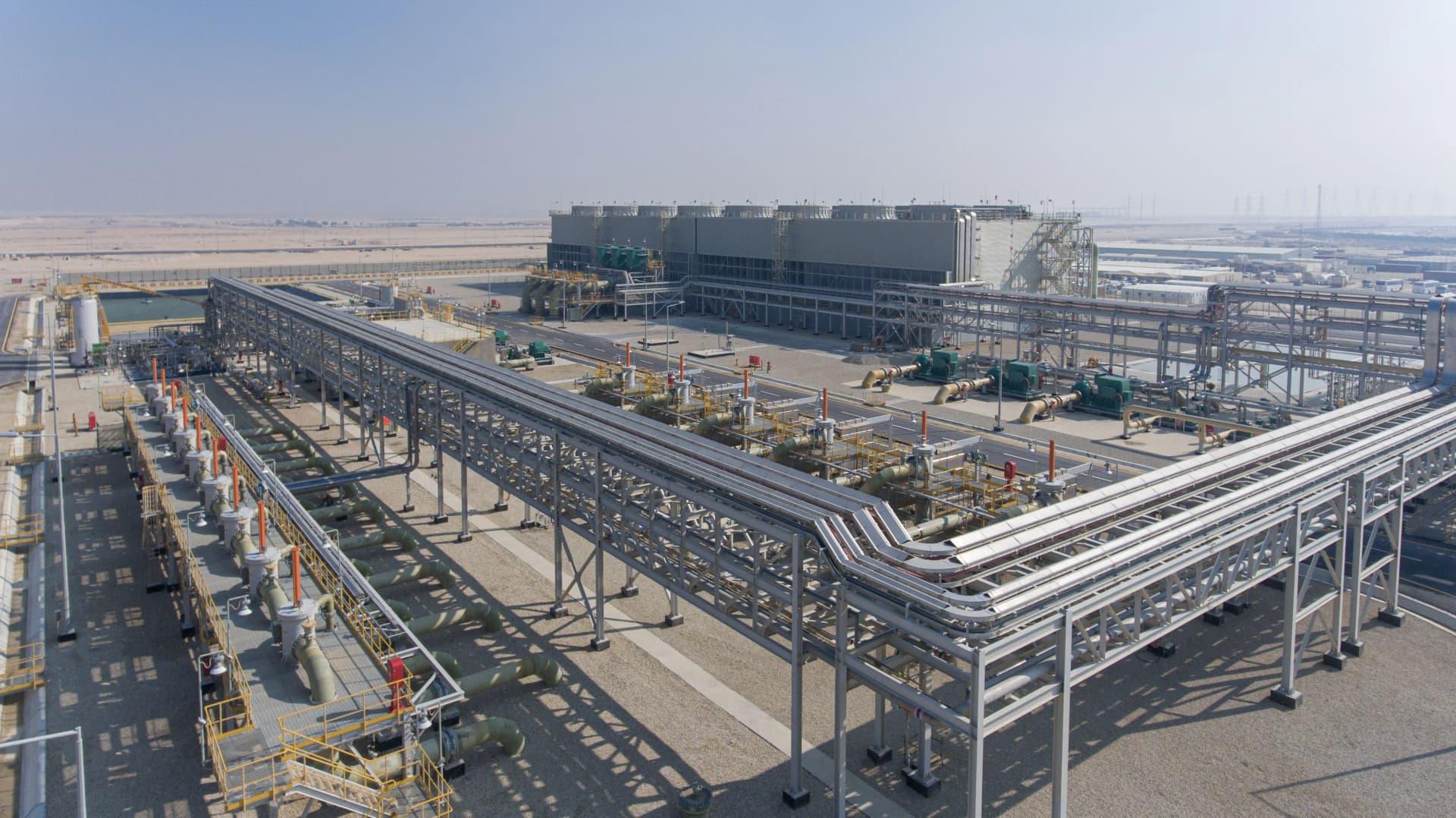 Industrial facility with extensive pipeline systems